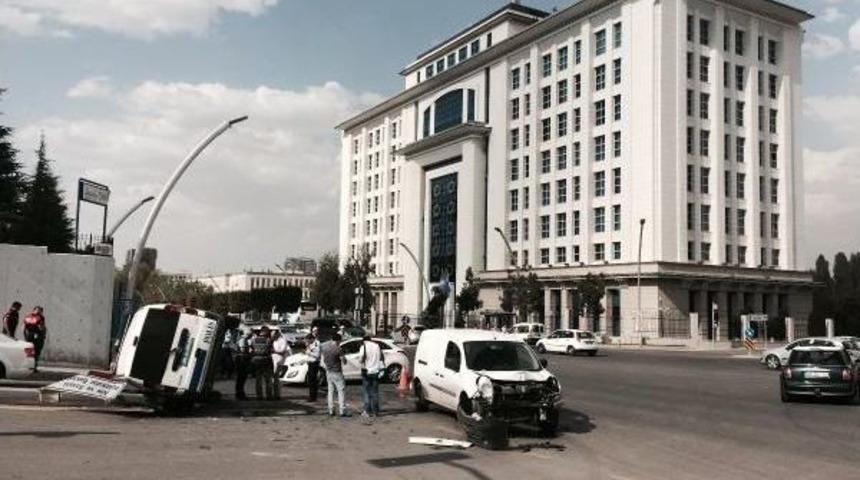 Ak Parti Genel Merkezi &Ouml;n&uuml;nde Kaza 2 Polis Yaralı