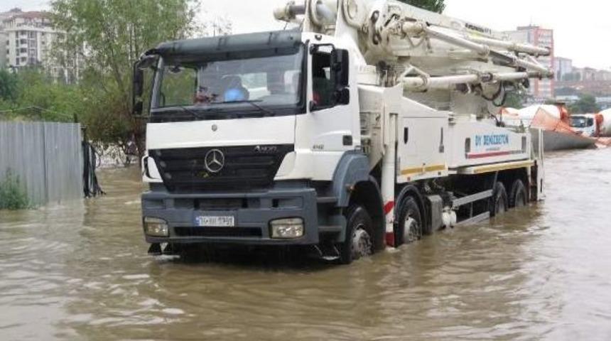 Kurbağalı Dere Taştı...ara&ccedil;lar,evler, Işyerleri Sular Altında