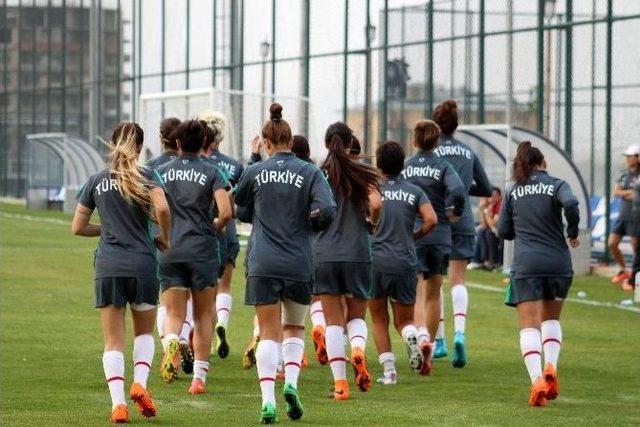 Kadın A Milli Futbol Takımı Hırvatistan Ma&ccedil;ı Hazırlıklarını S&uuml;rd&uuml;rd&uuml; 1