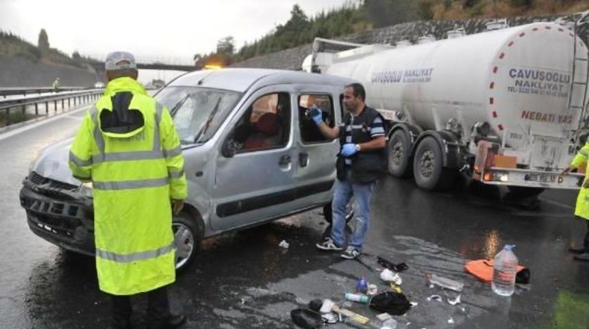 Emniyet Şeridinden Sollamak Istediği Tankere &Ccedil;arpıp Takla Attı: 1 &Ouml;l&uuml;, 3 Yaralı