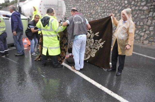 Emniyet Şeridinden Sollamak Istediği Tankere Çarpıp Takla Attı: 1 Ölü, 3 Yaralı