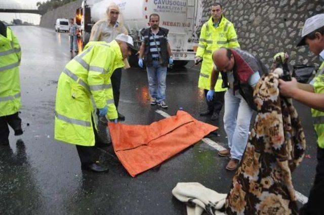 Emniyet Şeridinden Sollamak Istediği Tankere Çarpıp Takla Attı: 1 Ölü, 3 Yaralı