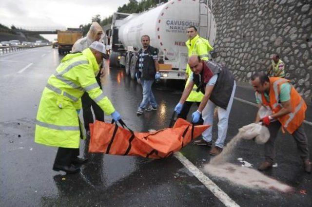 Emniyet Şeridinden Sollamak Istediği Tankere Çarpıp Takla Attı: 1 Ölü, 3 Yaralı