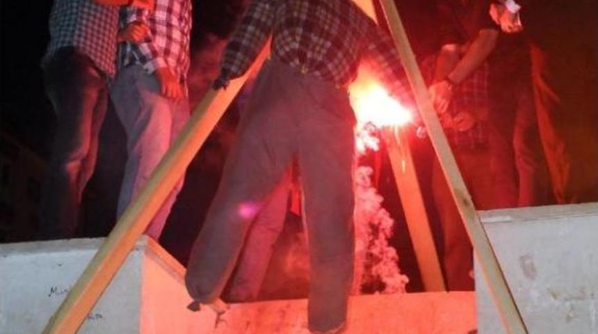 Alperen Ocağı &Uuml;yeleri, Dar Ağacına Abdullah &Ouml;calan'ın Fotoğrafının Olduğu Maketini Asıp, Yaktılar