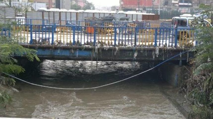 Kurbağalıdere Taştı; Ev Ve Işyerlerini Su Bastı