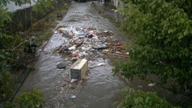 Kurbağalıdere Taştı; Ev Ve Işyerlerini Su Bastı