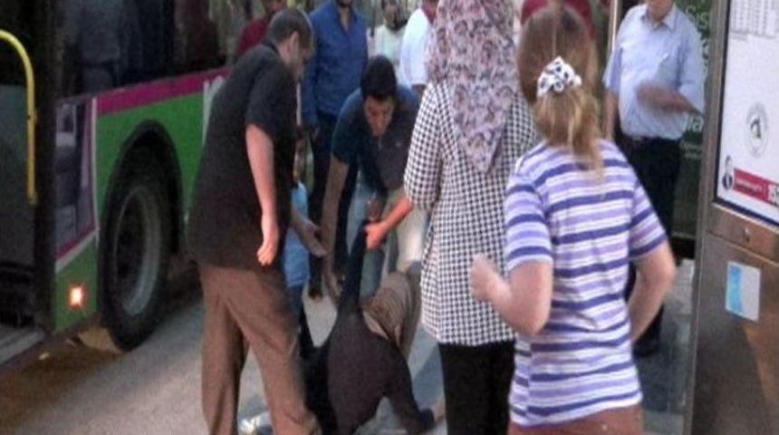 (&ouml;zel Haber) &Ccedil;ocuklarının Otob&uuml;ste Sıkıştığını Zanneden Suriyeli Anne Fenalık Ge&ccedil;irdi