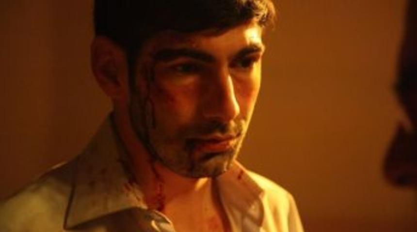 &Uuml;nl&uuml; Oyuncu Tolga Y&uuml;ce, Kafes Vizyon İ&ccedil;in G&uuml;n Sayıyor