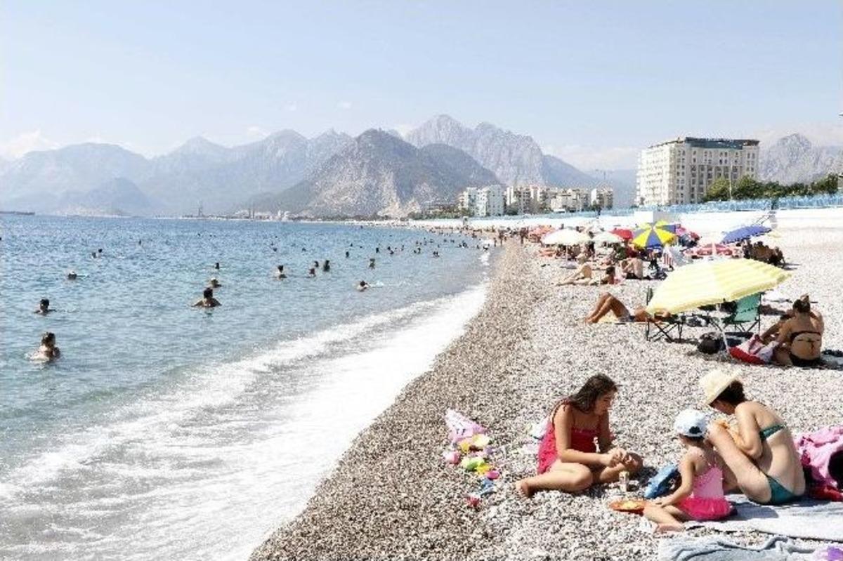 Antalya&rsquo;da Sıcaktan Bunalanlar Sahile Akın Etti