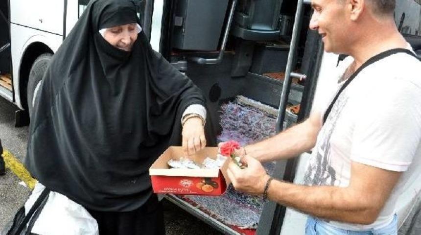 Doğu Ve G&uuml;neydoğu&rsquo;Dan Gelen Otob&uuml;slere 'tatlı' Karşılama