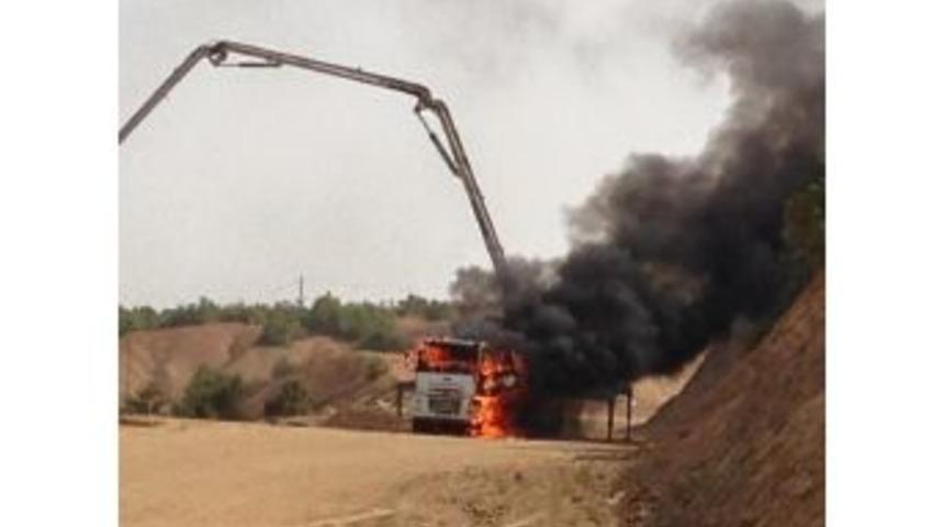 Pkk&rsquo;lılar Bing&ouml;l&rsquo;de 2 İş Makinesi Yaktı