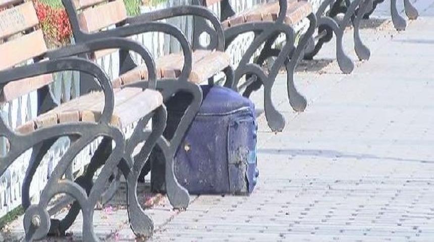 Sultanahmet'teki Ş&uuml;pheli &Ccedil;antadan Kıyafet &Ccedil;ıktı