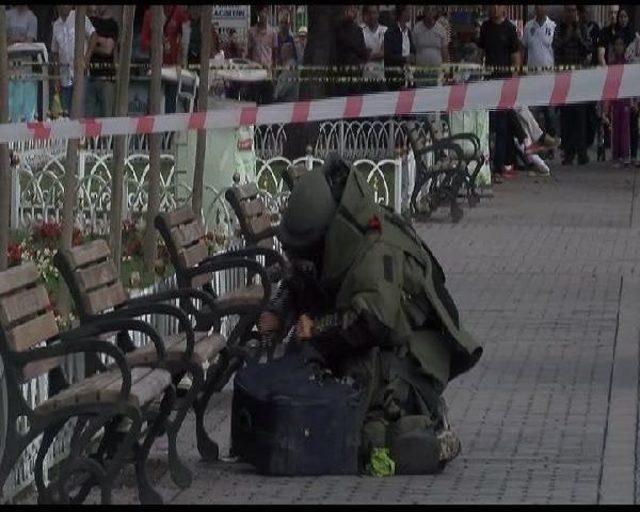 Sultanahmet teki Ş&uuml;pheli &Ccedil;antadan Kıyafet &Ccedil;ıktı 2