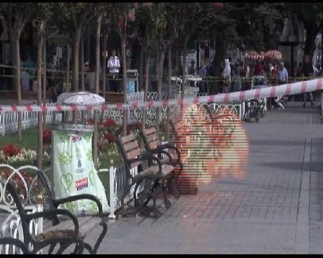 Sultanahmet teki Ş&uuml;pheli &Ccedil;antadan Kıyafet &Ccedil;ıktı 3