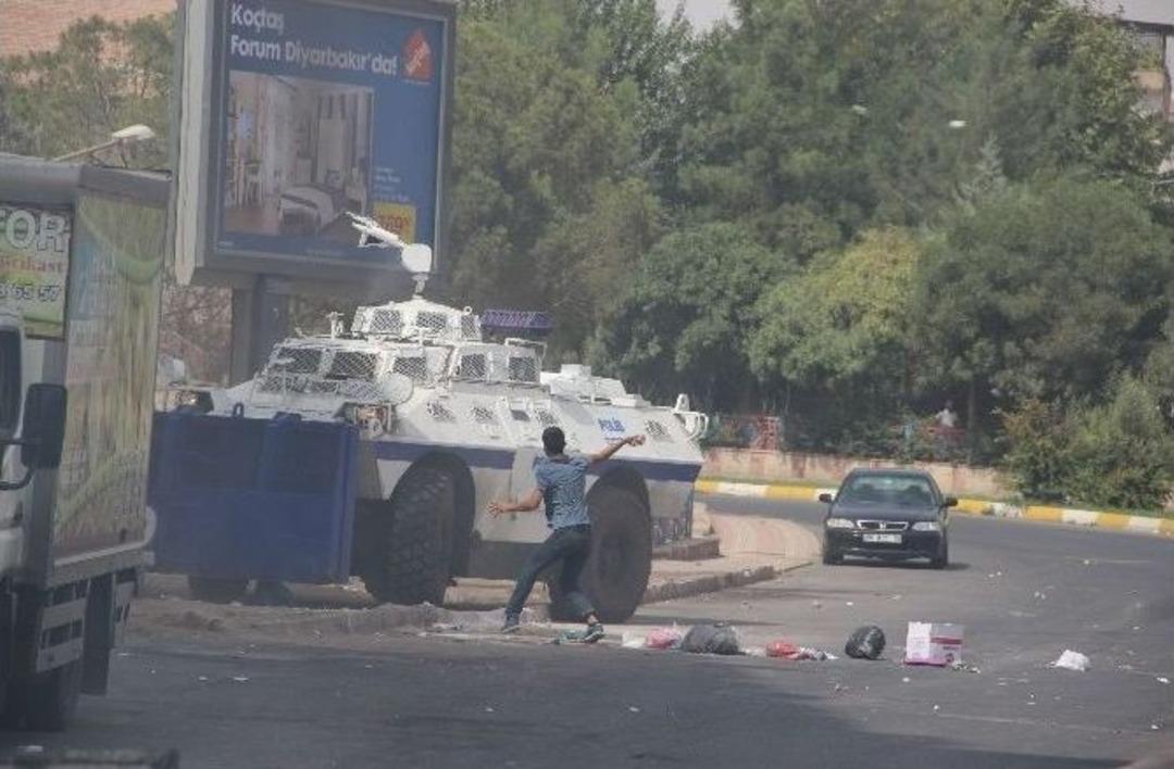Diyarbakır&rsquo;da Olaylar &Ccedil;ıktı