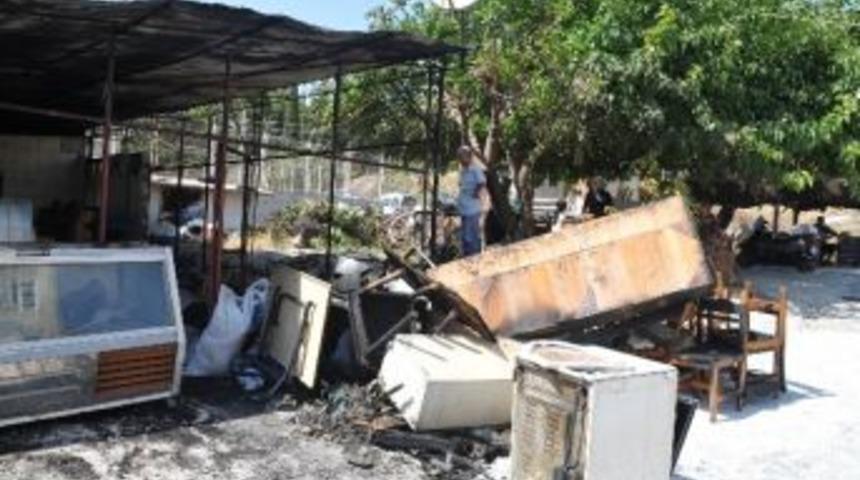 G&ouml;zlemeci D&uuml;kkanı Yanarak K&uuml;l Oldu