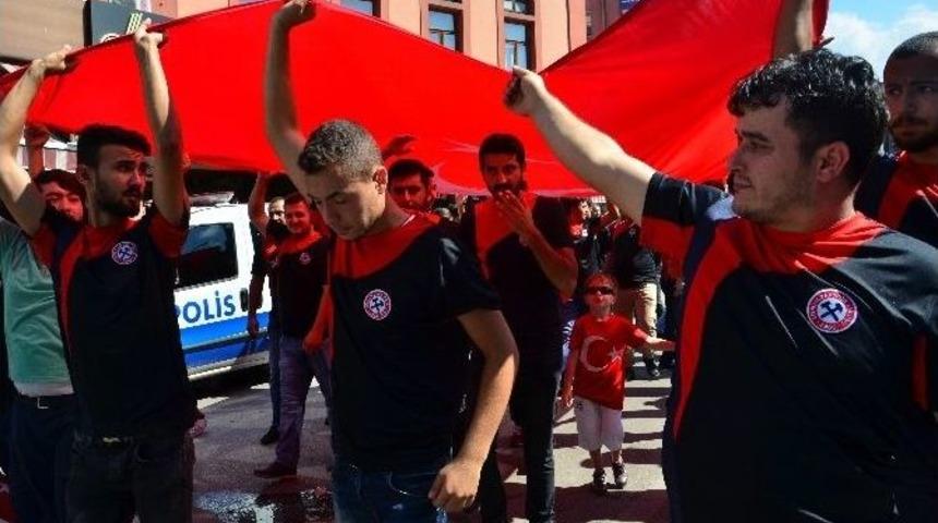 400 Taraftardan Ter&ouml;re Tepki Y&uuml;r&uuml;y&uuml;ş&uuml;