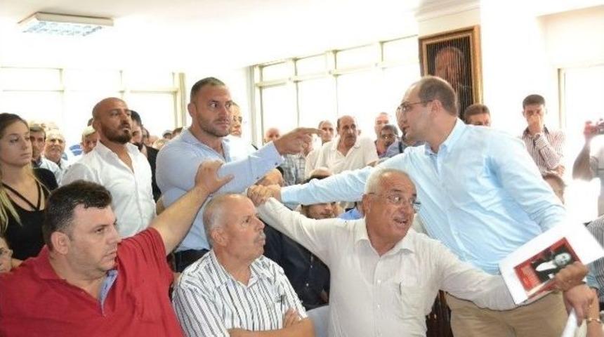 Chp&rsquo;de Yumruklar Tekmeler Konuştu