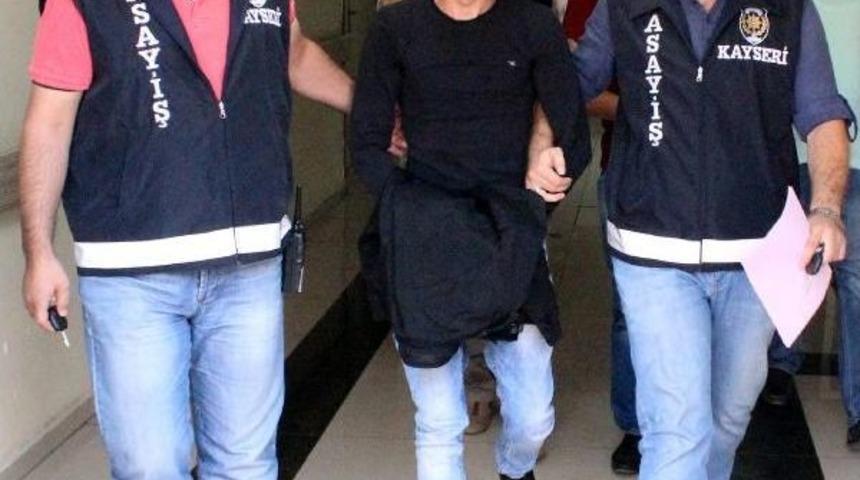 Trafikte Tartıştığı Inşaat Iş&ccedil;isini Bı&ccedil;aklayarak &Ouml;ld&uuml;rd&uuml;