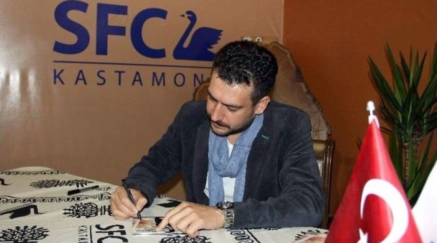 Sanat&ccedil;ı Abdullah Civliz, Alb&uuml;m&uuml;n&uuml; İmzaladı