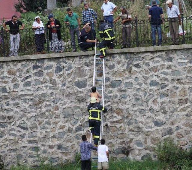 Balık Tutarken 8 Metre Yükseklikten Irmağa Düşüp Yaralandı