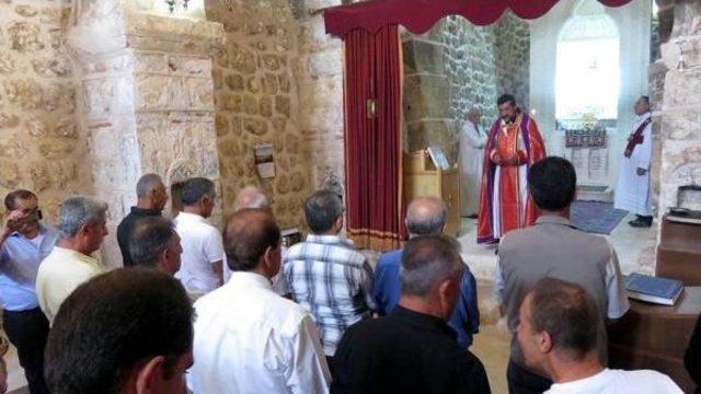S&uuml;ryaniler, Şeyh Fethullah ı Kilisede Ayinle Andı 1