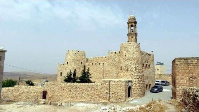 S&uuml;ryaniler, Şeyh Fethullah ı Kilisede Ayinle Andı 2