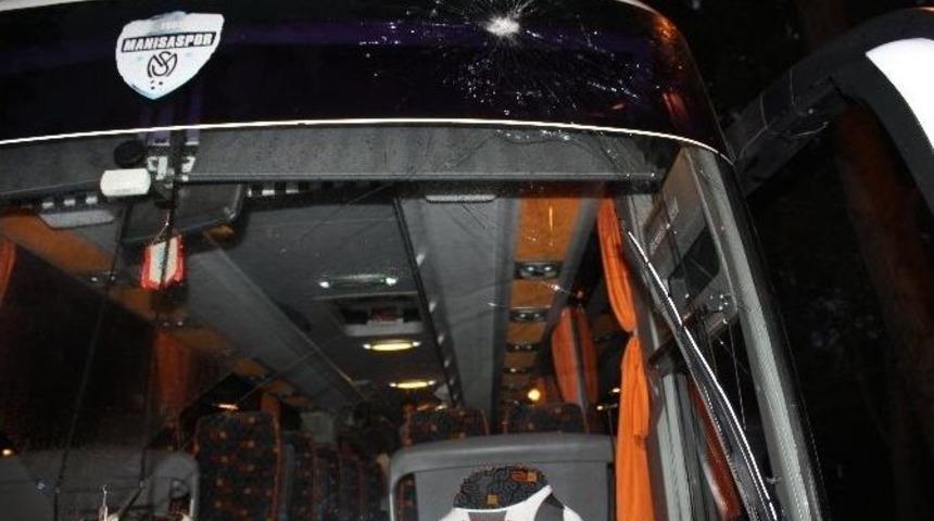 Manisaspor Takım Otob&uuml;s&uuml;ne Taşlı Saldırı