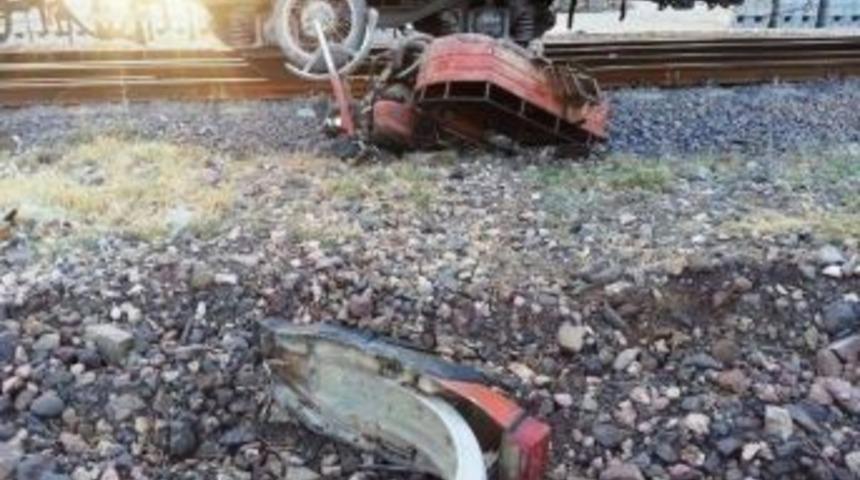 Sepetli Motosikletiyle Trene &Ccedil;arptı