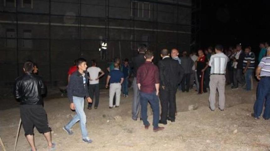 T&uuml;rk Bayrağı'na Hakaret Iddiası Beldeyi Ayağa Kaldırdı (2) - Yeniden