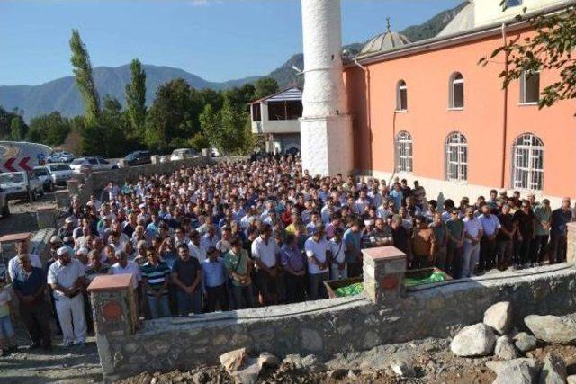 Rafting Yaparken Hayatını Kaybeden Öğretmen Toprağa Verildi