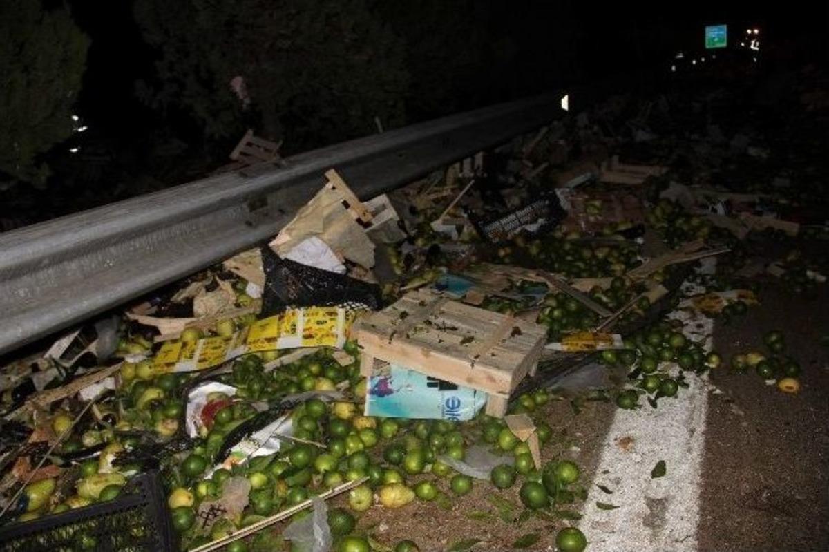 Sebze Ve Meyve Y&uuml;kl&uuml; Tır Devrilince Otoban Bostana D&ouml;nd&uuml;