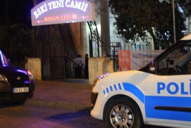 Polislerin Namaza Geleceğini Hesaba Katmayan Kafadarlar Camiden Uzaklaştırıldı