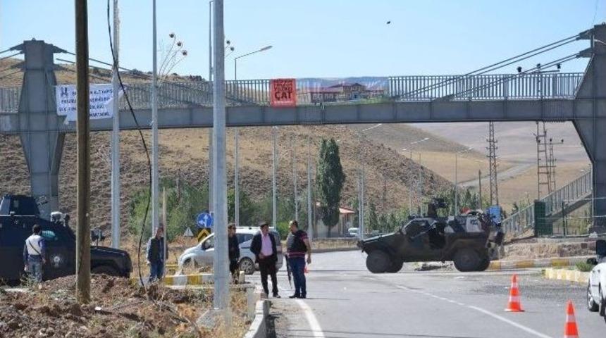 Ter&ouml;ristler &Ccedil;at-karlıova Karayolunu Kesti