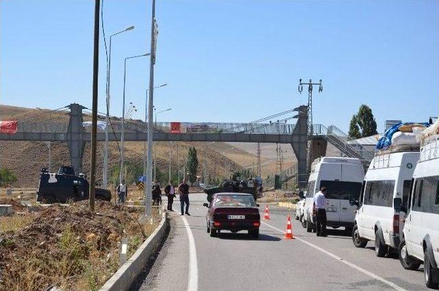 Ter&ouml;ristler &Ccedil;at-karlıova Karayolunu Kesti 1