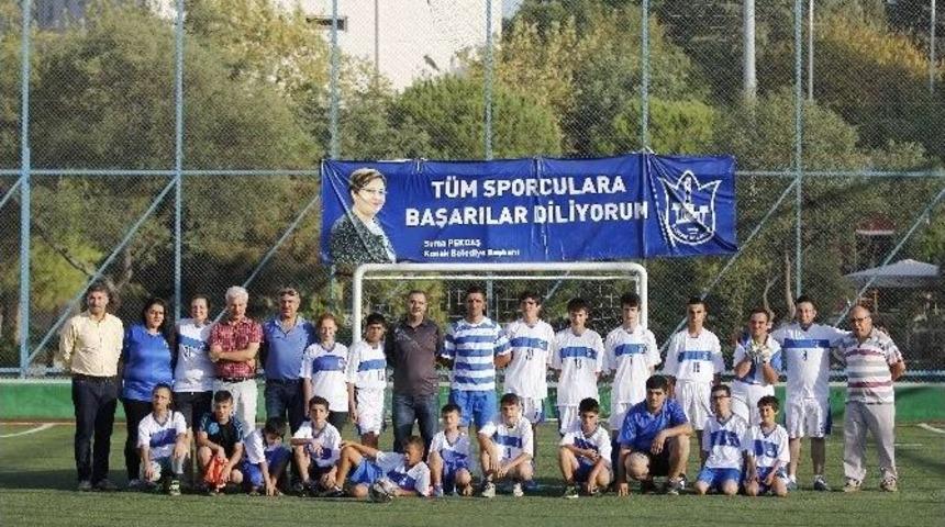 &Ouml;ğrencilerin Futbol Aşkı Engel Tanımadı