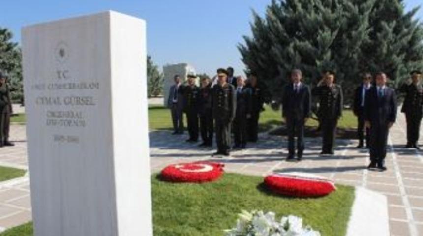 4. Cumhurbaşkanı G&uuml;rsel, Kabri Başında Anıldı