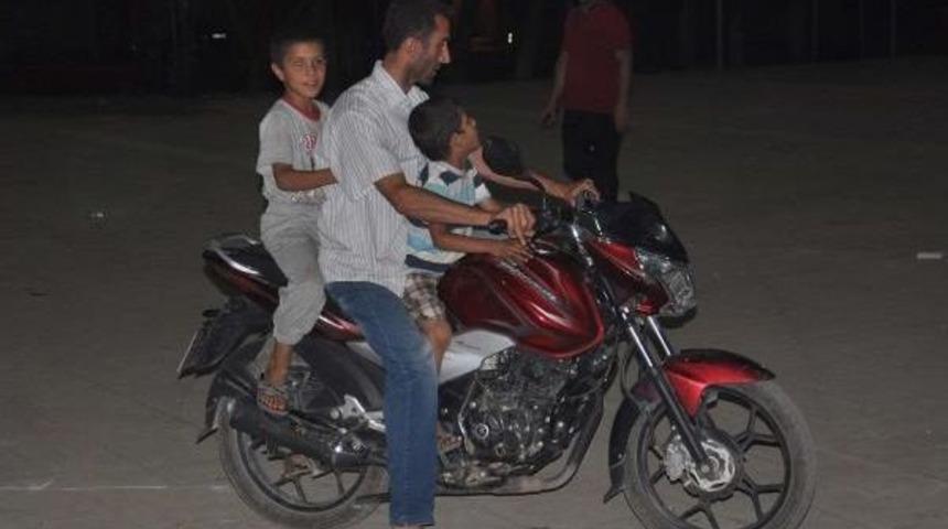 Motosiklette &Ccedil;ocuklarla Tehlikeli S&uuml;r&uuml;ş