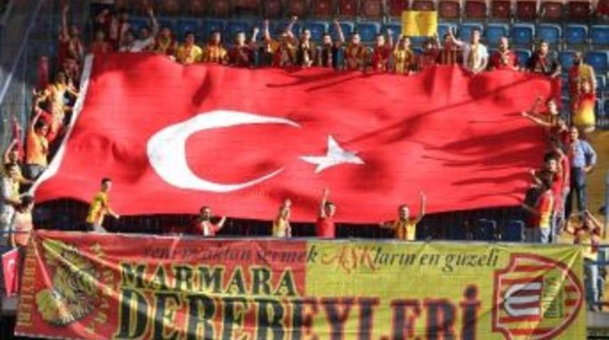 Yeni Malatyasporlu Taraftarlardan Dev T&uuml;rk Bayrağı
