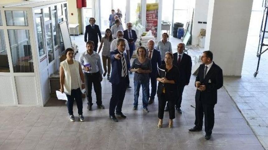 Rekt&ouml;r &Ouml;zer, Merkezi Derslikte İnceleme Yaptı