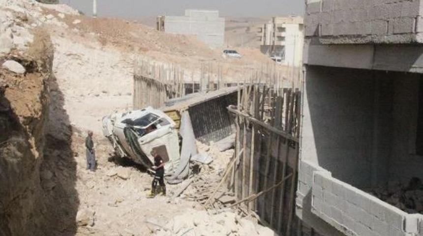 Freni Boşalan Kamyon Inşaata Devrildi