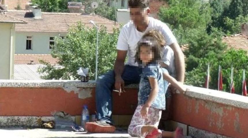 2 &Ccedil;ocuğuyla &Ccedil;atıya &Ccedil;ıktı