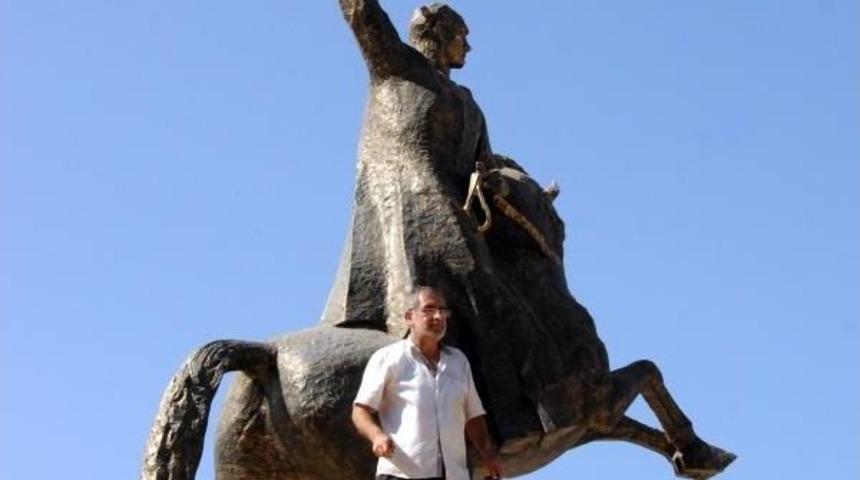 Atat&uuml;rk Heykeline &Ccedil;ıkıp, Ter&ouml;r&uuml; Protesto Etti