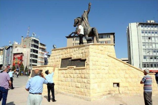 Atatürk Heykeline Çıkıp, Terörü Protesto Etti