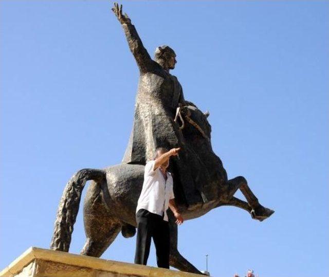 Atatürk Heykeline Çıkıp, Terörü Protesto Etti