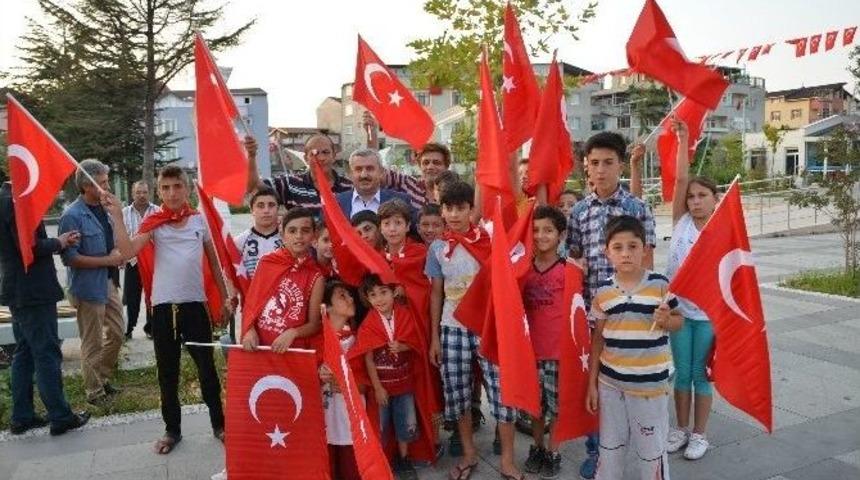 K&ouml;rfez Belediyesi 5 Bin Bayrak Dağıttı