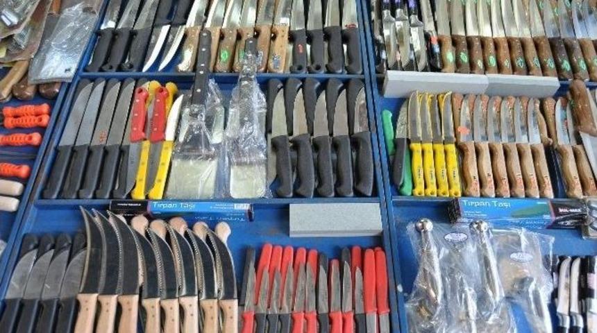 Bı&ccedil;aklar Kurbanlıklar İ&ccedil;in Hazırlanıyor