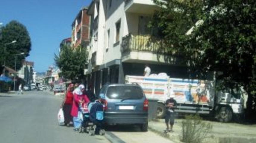 Kaldırımlardaki Ara&ccedil;lar Yandı