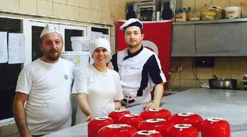 T&uuml;rk Bayraklı Pasta Ve Tatlılara Ilgi B&uuml;y&uuml;k