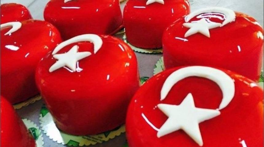 Ay Yıldız&rsquo;lı Pastalar B&uuml;y&uuml;k İlgi G&ouml;rd&uuml;